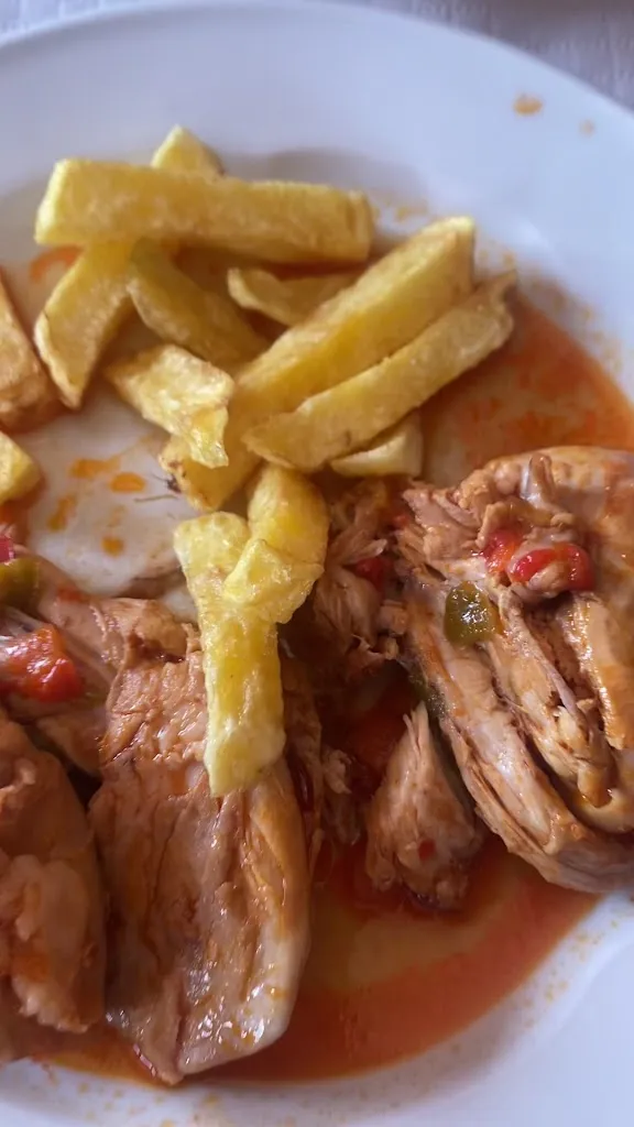 arnau tubert_Hostal El Cruce_Cistierna_recensione