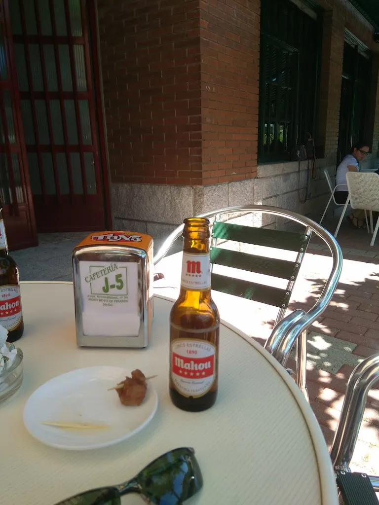 David Espinar Ruiz_Cafetería J-5_El Hoyo de Pinares_review