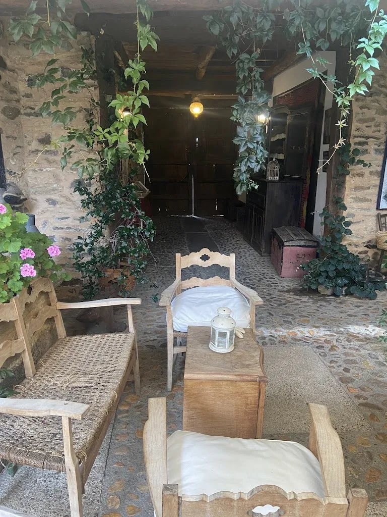 David M.L_Casa Kika_Izagre_review