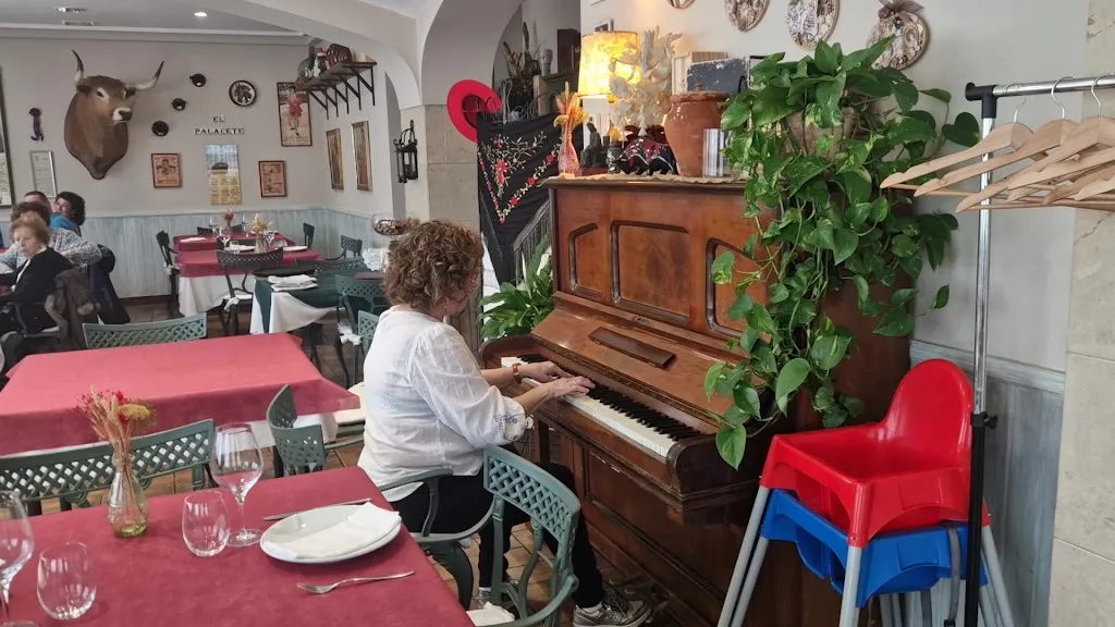 El Palacete restaurant in Fuentes de Carbajal