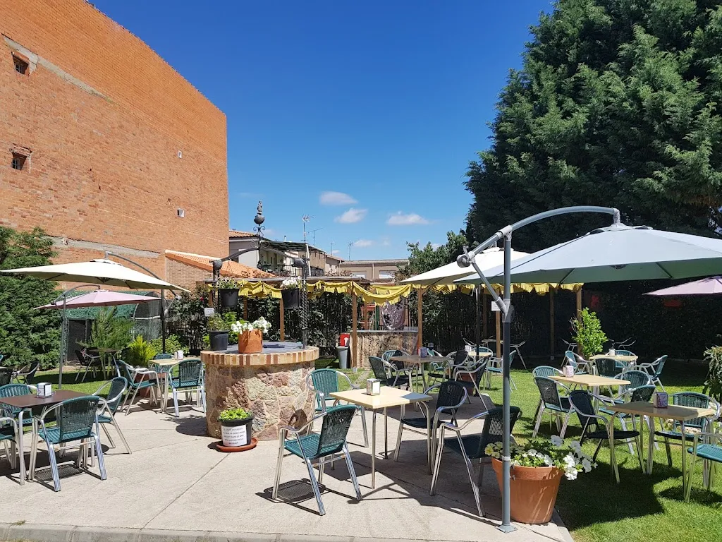Albergue La Encina restaurant in Hospital de Órbigo