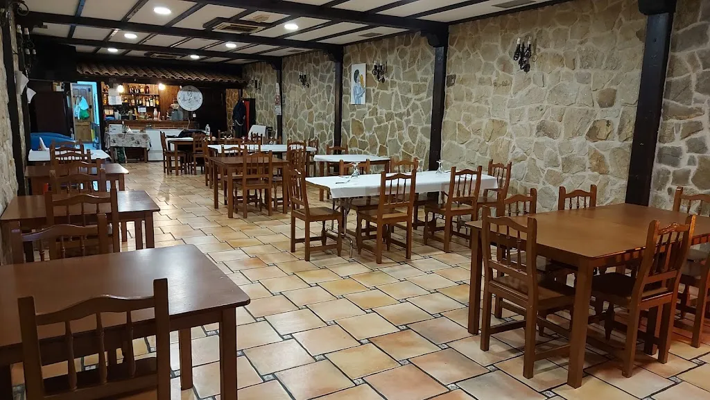 Hostal restaurante El Jardin_Laguna de Negrillos_slider_image_1