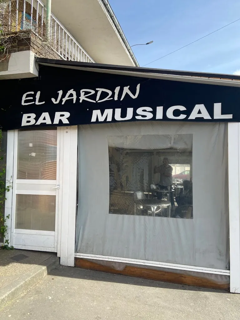 Bar el jardín laguna de negrillos restaurant in Laguna de Negrillos