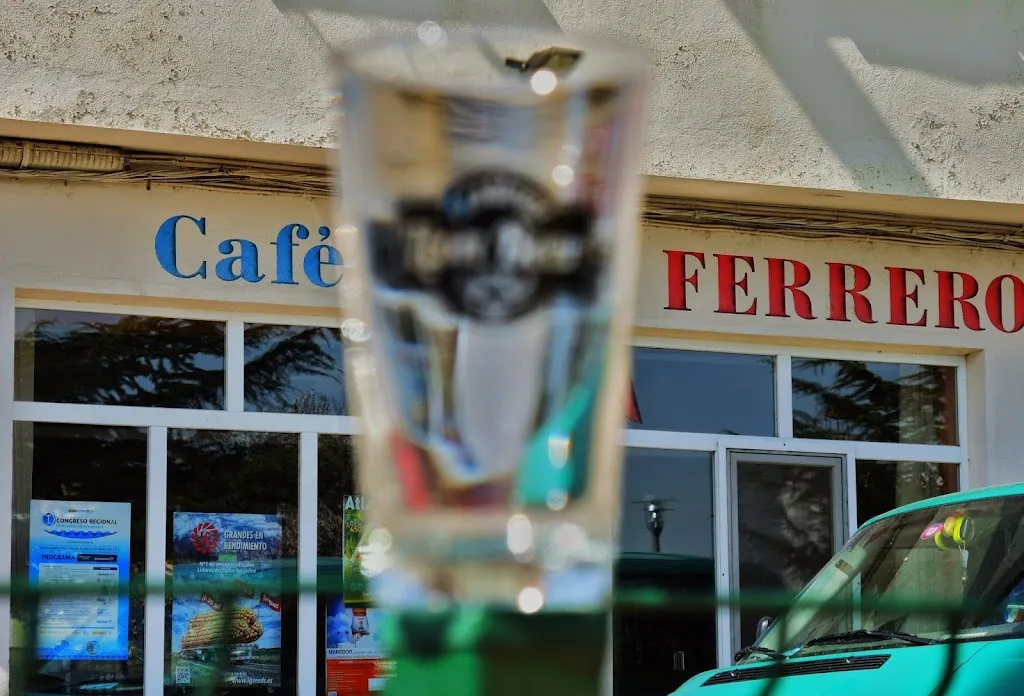 bar ferrero restaurant in Pobladura de Pelayo García