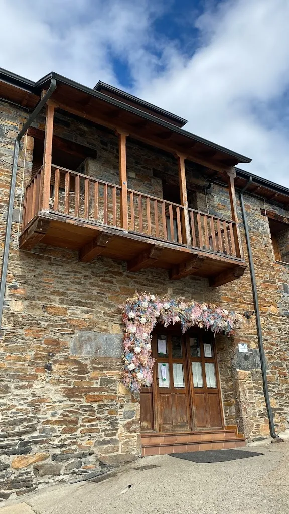 Ariana Valcarce Alvarez_Meson El Conde_Palacios del Sil_review