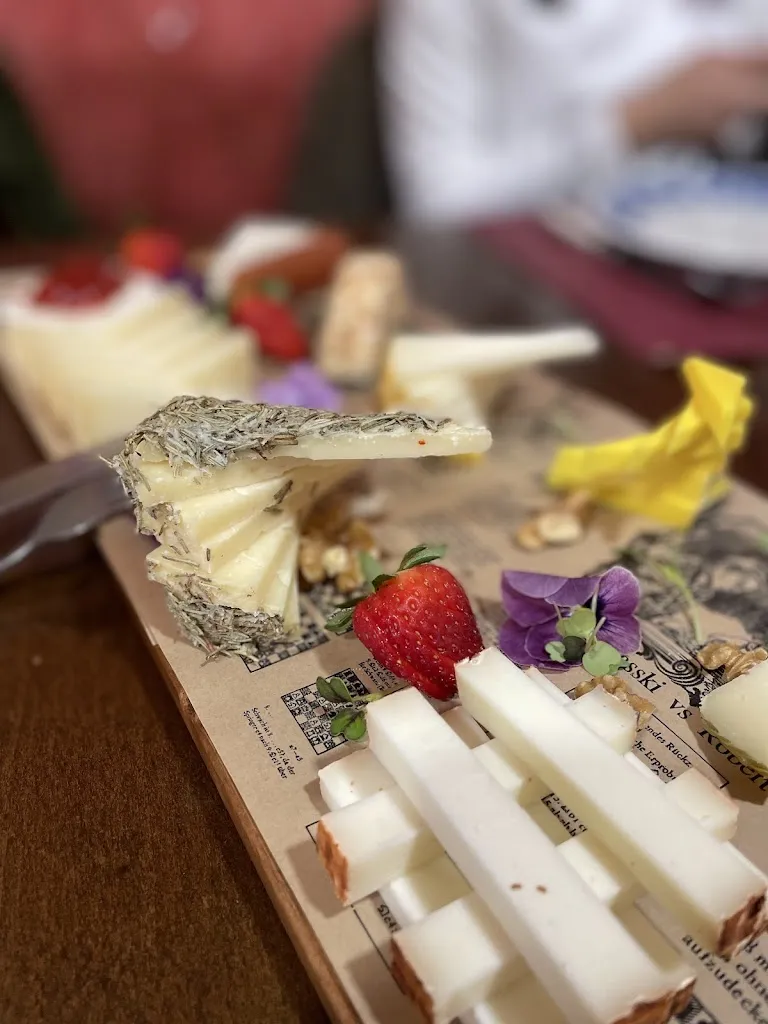 Eduardo Álvarez_Meson El Conde_Palacios del Sil_review