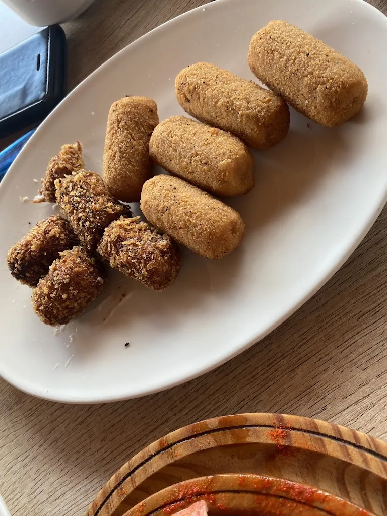 Laura Gomez_Bar BomVita_Puente de Domingo Flórez_review