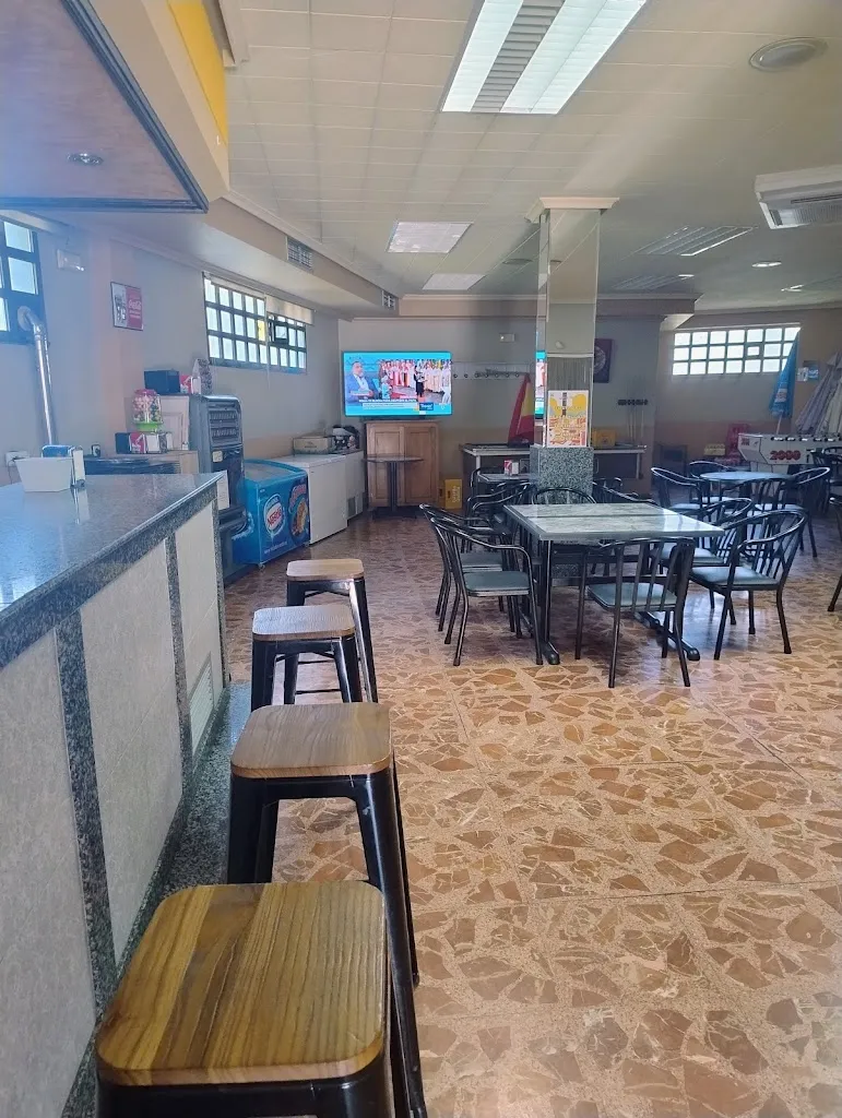 Bar El Cruce restaurant in Puente de Domingo Flórez