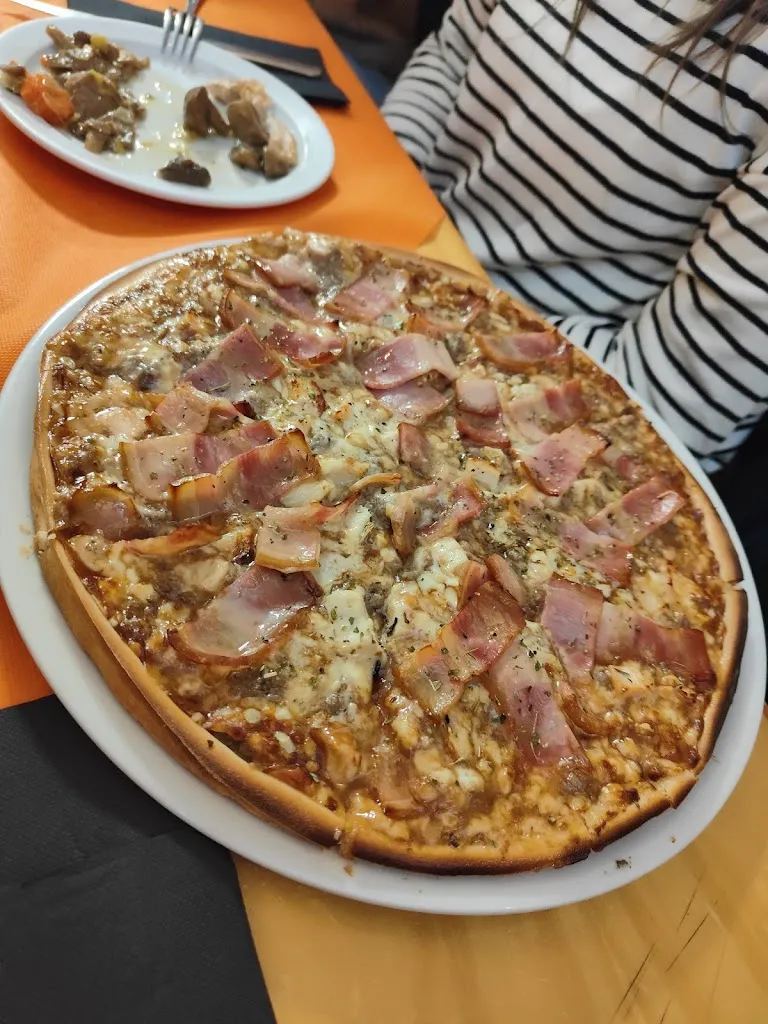 Mesón El Campesino restaurant in Santa María del Monte de Cea