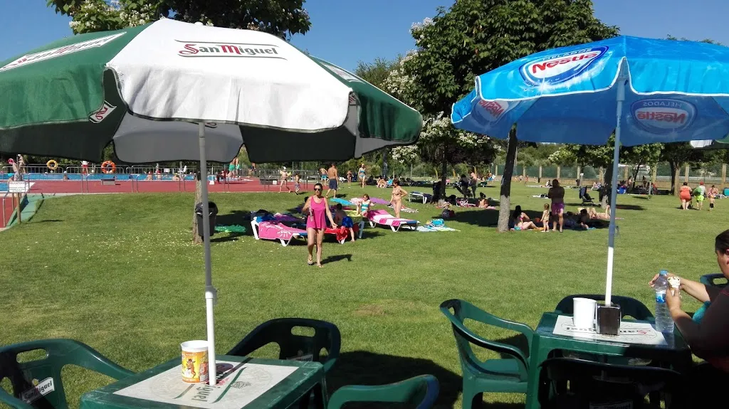 Bar Piscina Santovenia De La Valdpncina restaurant in Santovenia de la Valdoncina