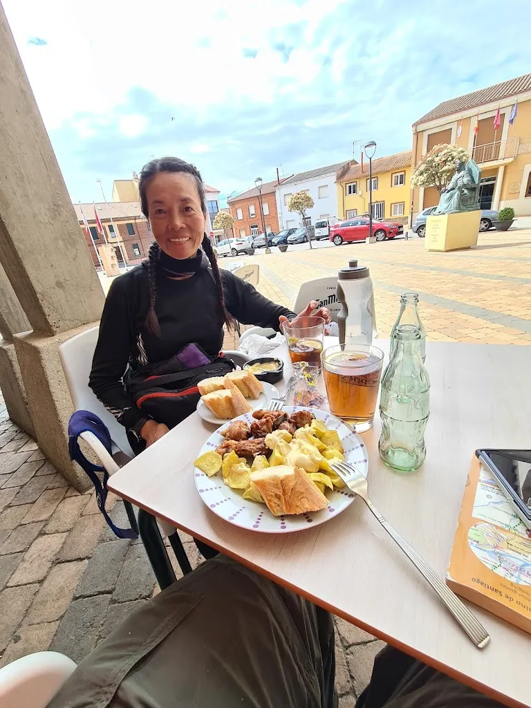 Kitty Hung_Bar La Plaza_Villadangos del Páramo_review