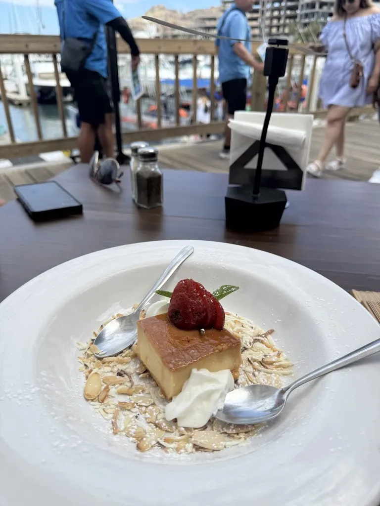 Hillary Rosas_La Galería_Cabó_review