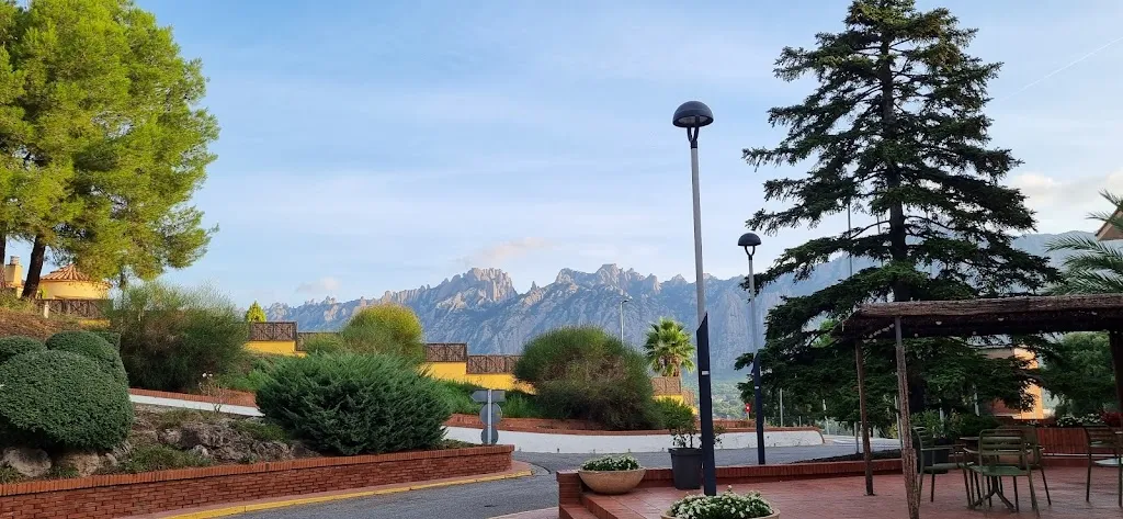 Juthamard Somapong_Hotel Checkin Montserrat_Castellar de la Ribera_review