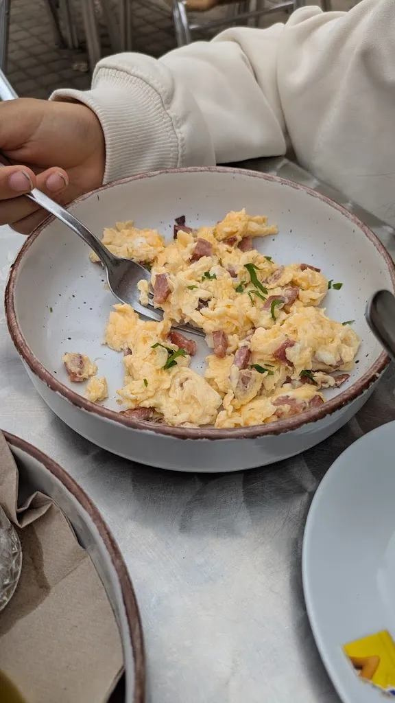 Oscar A. Mella_La Cava_Cava_review