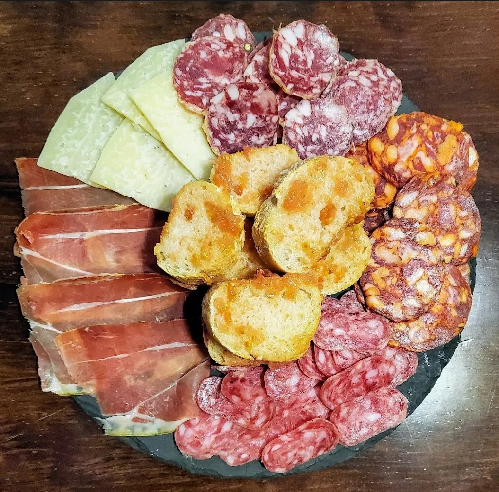 L'Antigualla Classic bar- Burger, Bocatas, pizzas y platos combinados, tapas en Tremp_Castell de Mur_slider_image_2