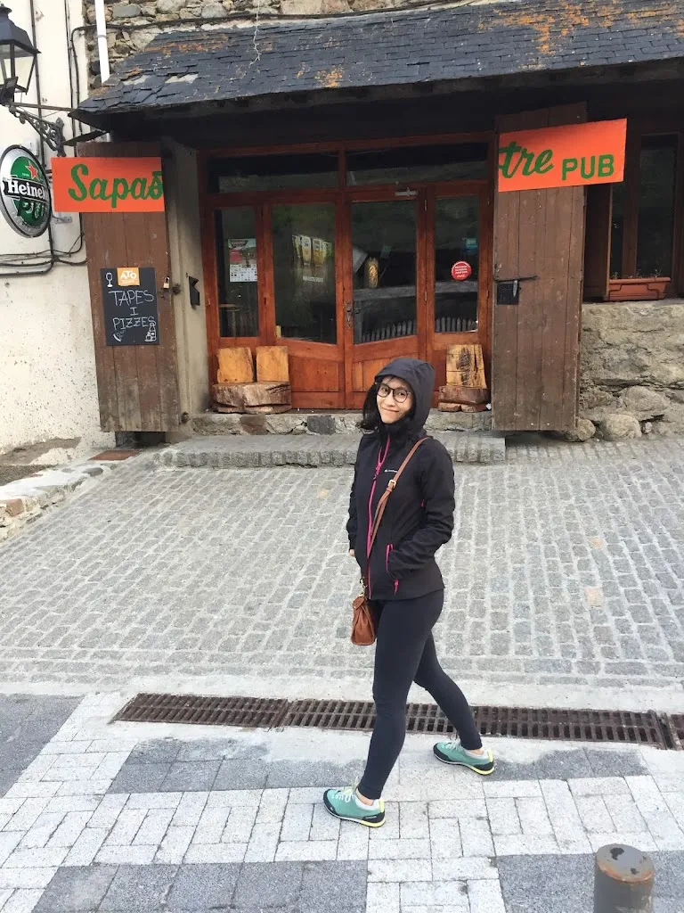 Ehren Vokes_Sapastre Pub_Espot_review