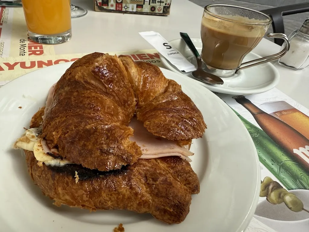 Cafetería Restaurante Montepinos restaurant in Pinós