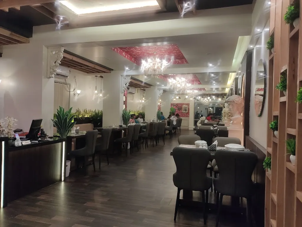 The Royal Delight দ্য রয়্যাল ডিলাইট restaurant in Maldà