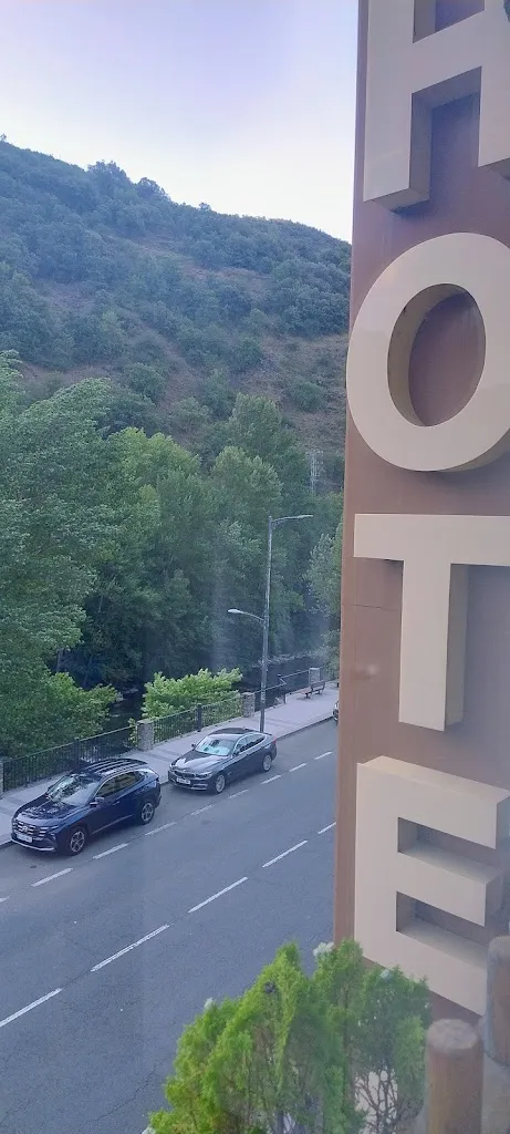 grant attrell_Hotel Les Brases_Tírvia_review