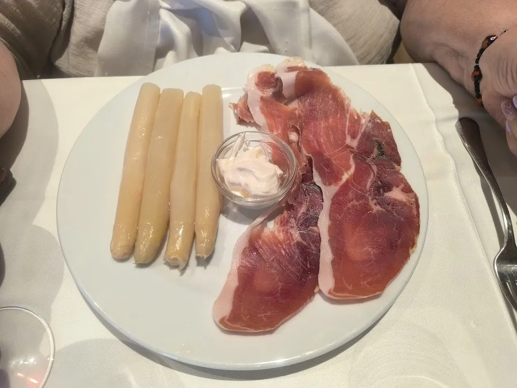 santiago llobet_Hostal Nadalet_Tírvia_review