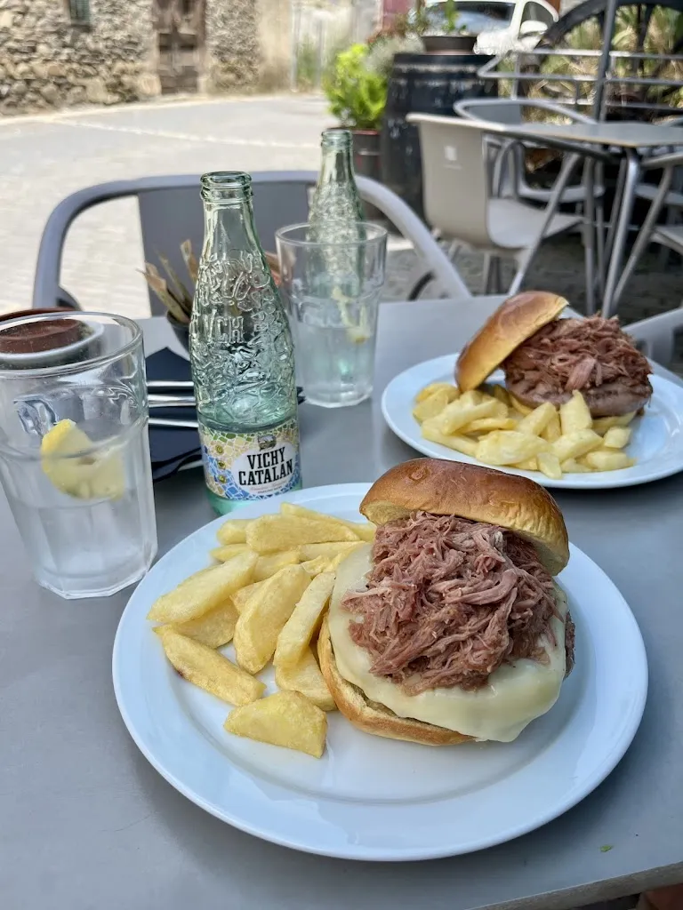 Sara and Anastasia Prech_La Tertulia de Unha_Naut Aran_review