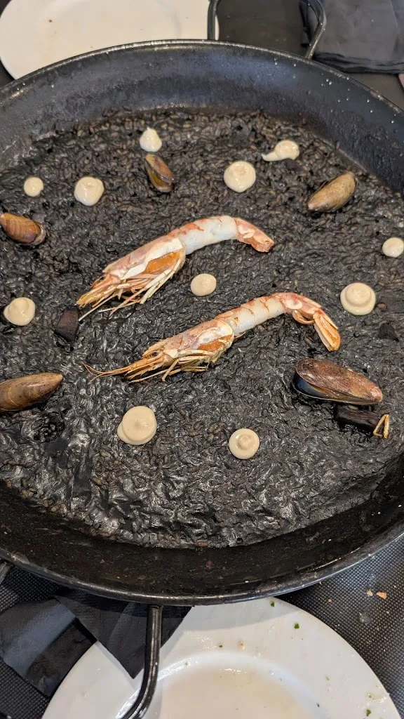 Elia Medina Villalba_L'informal_Naut Aran_review