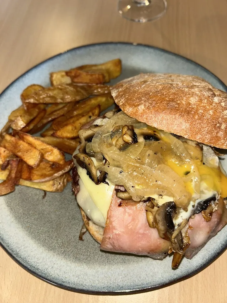 Mariana Moreno Robles Ávila_CASA BOMBA ARTIES_Naut Aran_review