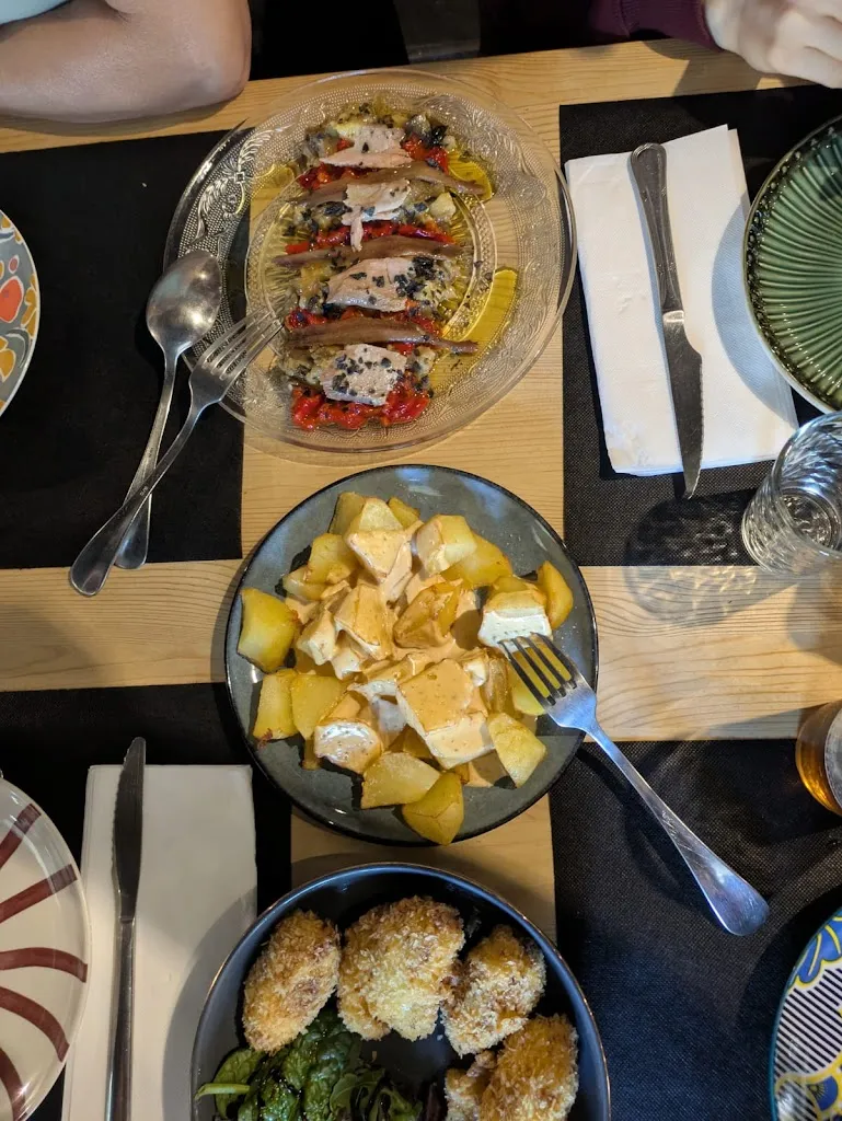 Carla Trujillo Rodas_TREBOL ARTIES_Naut Aran_review