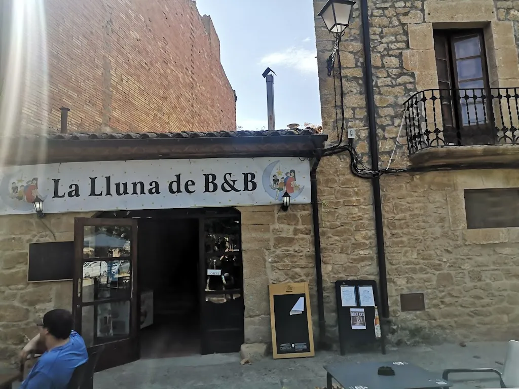 La lluna de Braian & Blue. restaurant in Vilosell El