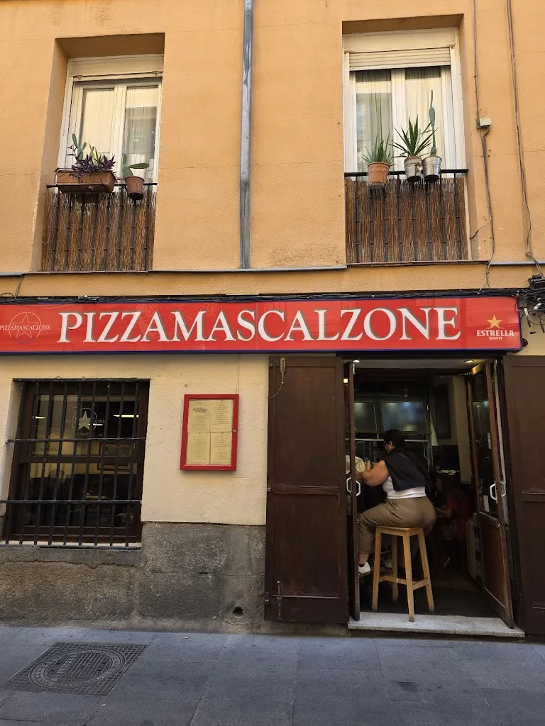 Pizzamascalzone_Cervantes_slider_image_3