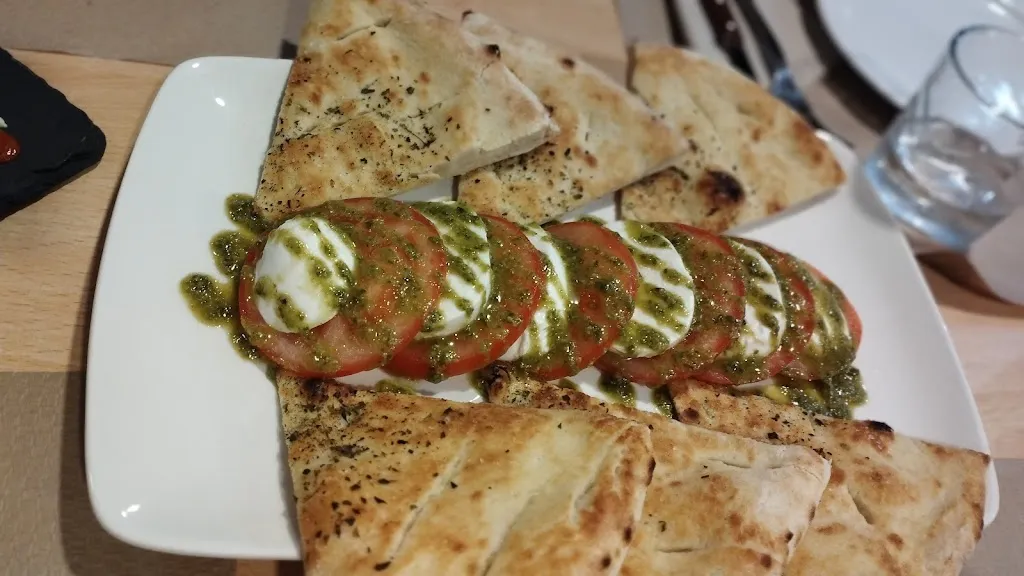 Javier Sánchez Paisaxes do mundo _Il posto fisso Pizza-Bar_Monforte de Lemos_review