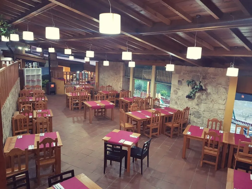 Playa Fluvial De A Cova Restaurante & Ocio restaurant in Saviñao O