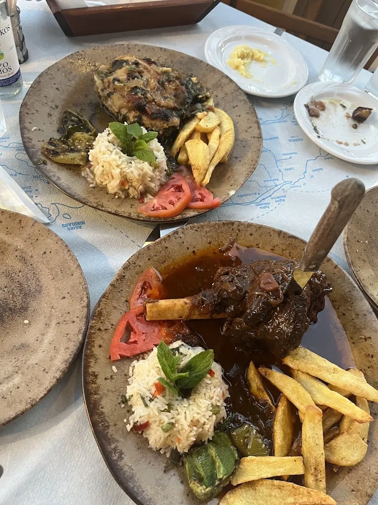 Yunus Sürer_Taverna Kamara_Samos_recensione