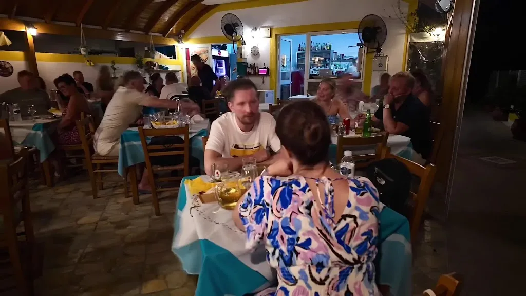 Krzysztof Sierocinski_Taverna Kamara_Samos_recensione