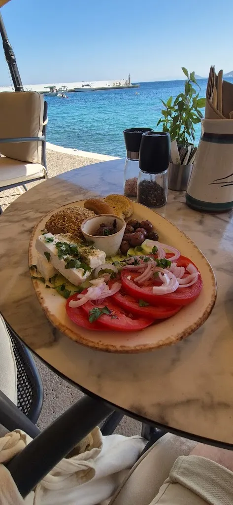 Matthew Moorse_Cavos Cafe Bar Bistro_Samos_review