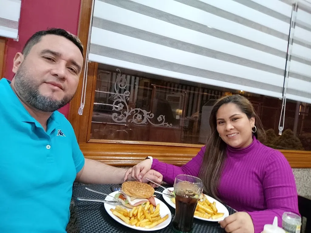 Víctor H Rodriguez Morales_Burger Nete_Cadalso de los Vidrios_review