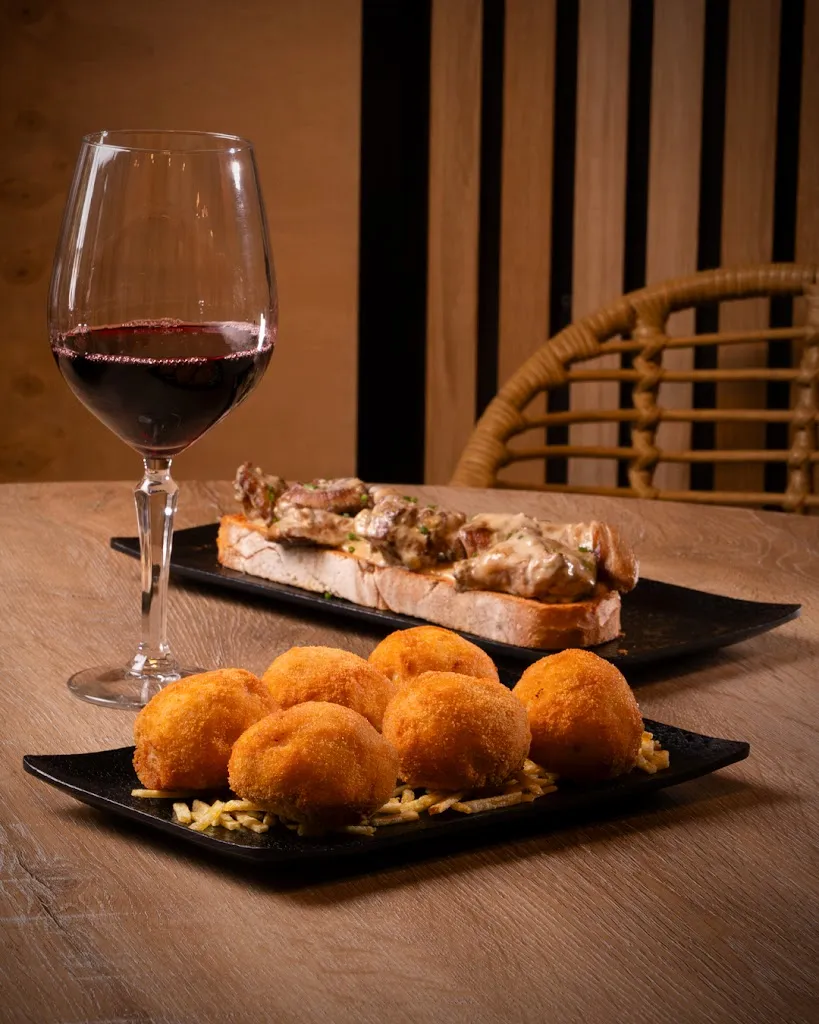 Restaurante La Divina más Ke Tapas_Arroyomolinos_slider_image_3