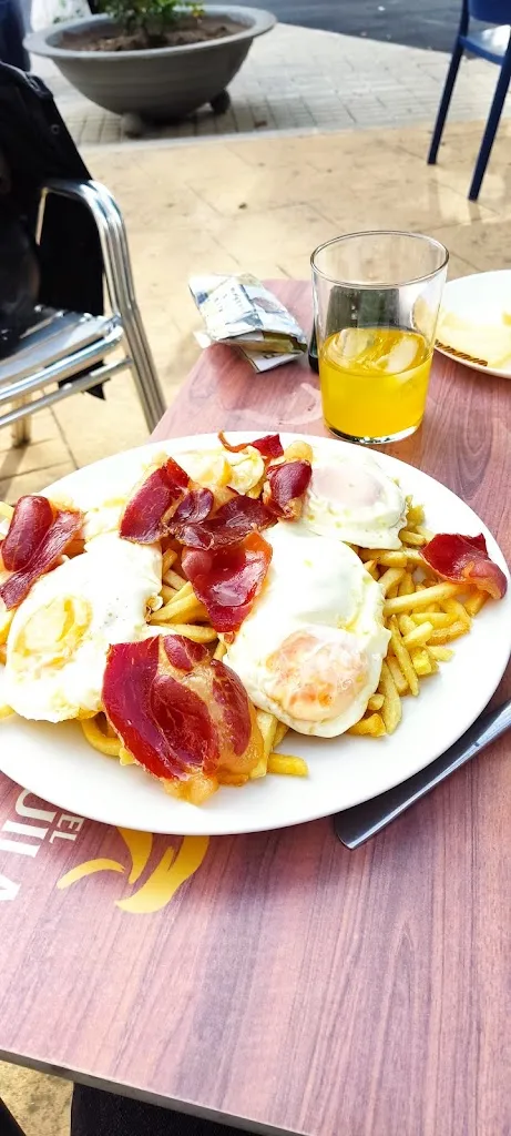 Miguel Angel Quiros_Bar Los Caños_Cenicientos_review