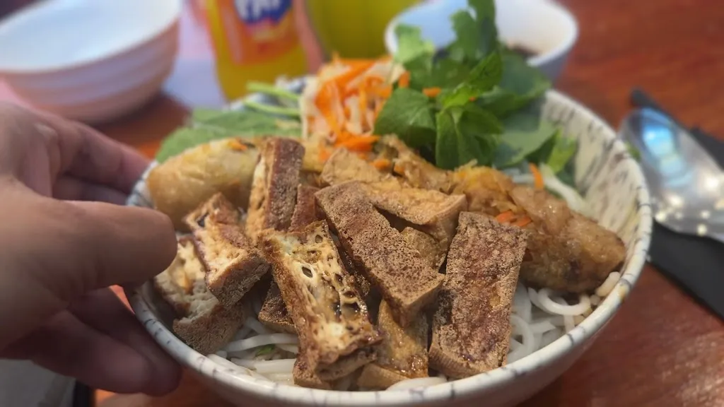 Jocelyn Viernes_Viet Nam_Cercedilla_review