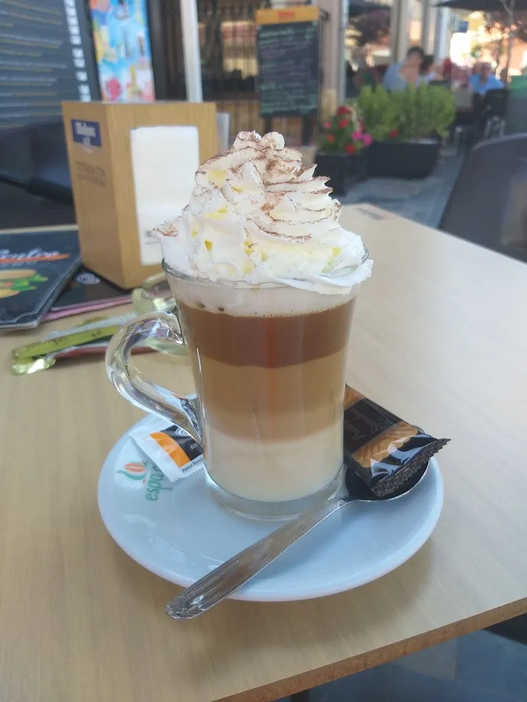 Off The Square restaurant in Montesinos Los