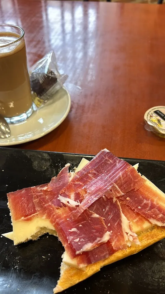 Jose Miguel Pascual Gamarra_Bar-Restaurante Casa Flores_Lozoyuela-Navas-Sieteiglesias_review