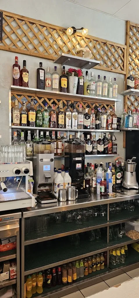 Marius-Catalin Chioseaua_Restaurante Cafetería Express bar cafetería Eurovillas _Nuevo Baztán_review