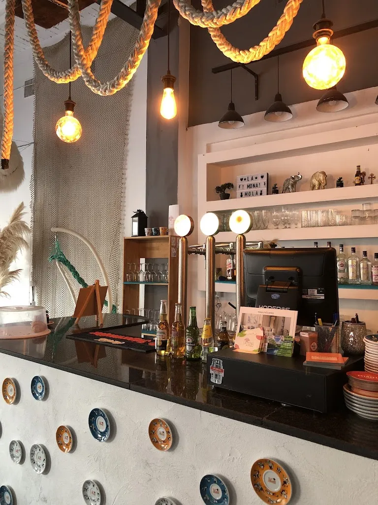 Lucia Aguirre Momkiene_La Mona Restobar_Ondara_review