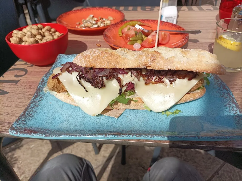 Matthew Richard Russell_Friends | Bar y Almuerzos Ondara_Ondara_review