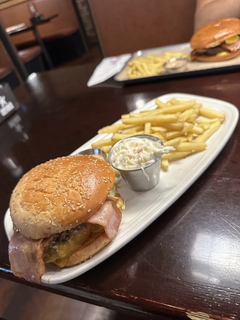 Kateryna Laptieva_Foster's Hollywood_Ondara_review