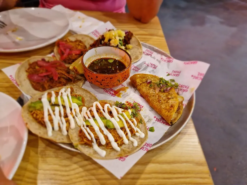 Daniel Flores_Gracias Padre - El Luchador - Restaurante Mexicano_Pinto_review