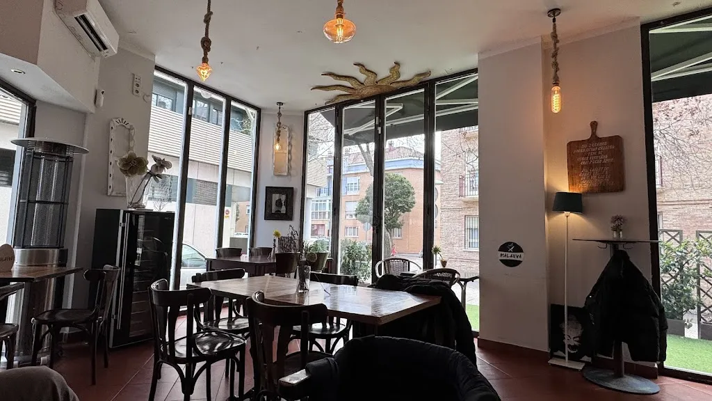 Ana B. Lorenzo de Heras_Malauva_Pinto_review