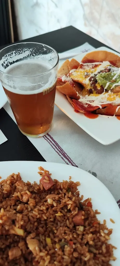 Un mundo a otra escala_Cafeteria Roatán_Sevilla La Nueva_review