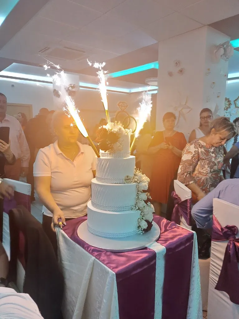 Adriana Toma_La Pared_Torres de la Alameda_review