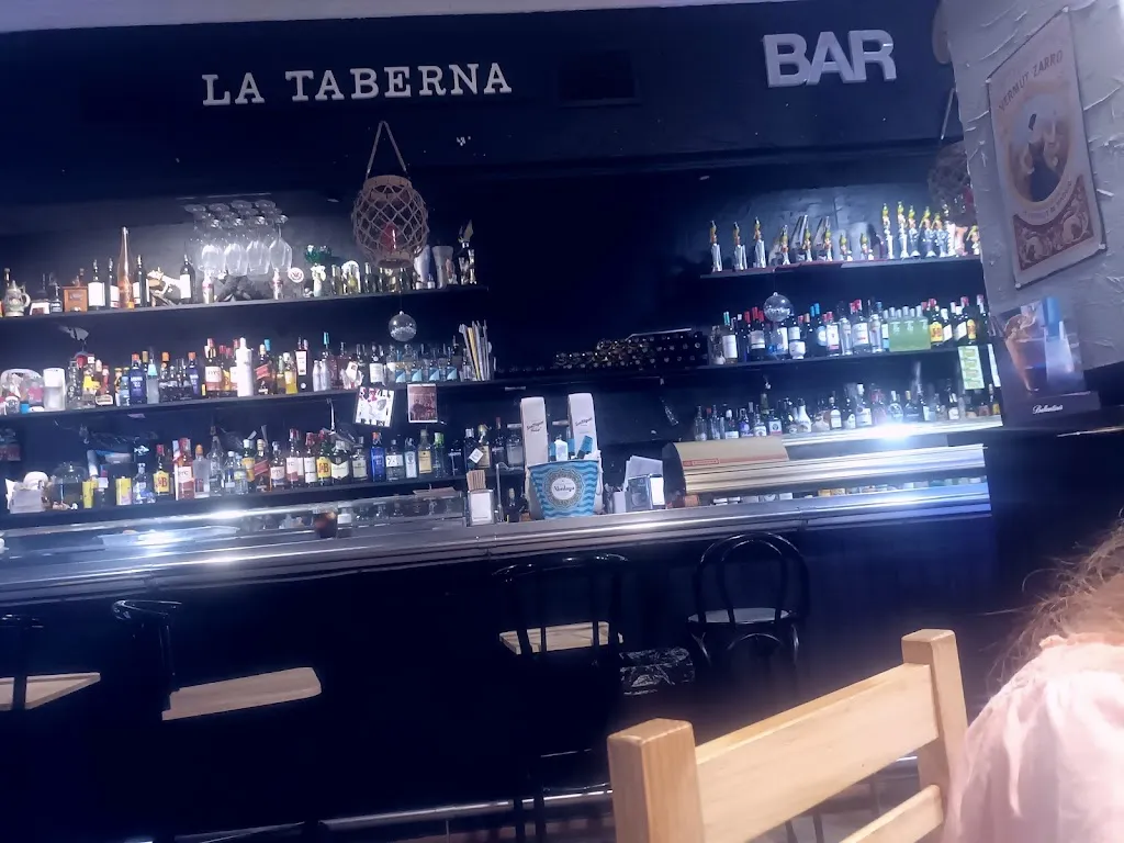 Enrique _Cervecería La Taberna_Velilla de San Antonio_review
